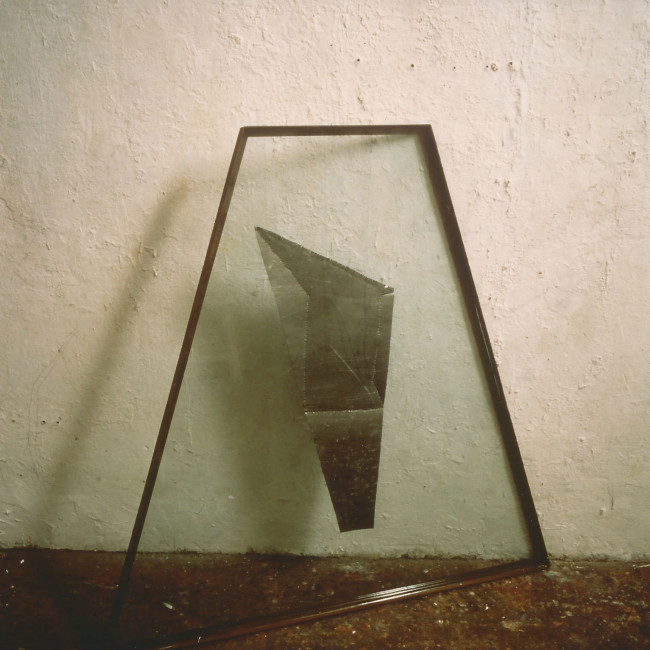 Alberto Garutti, Senta Titolo - 1986 lamiera tra due vetri, cornice in ferro cm 120 x 85. Frammenti di un discorso amoroso