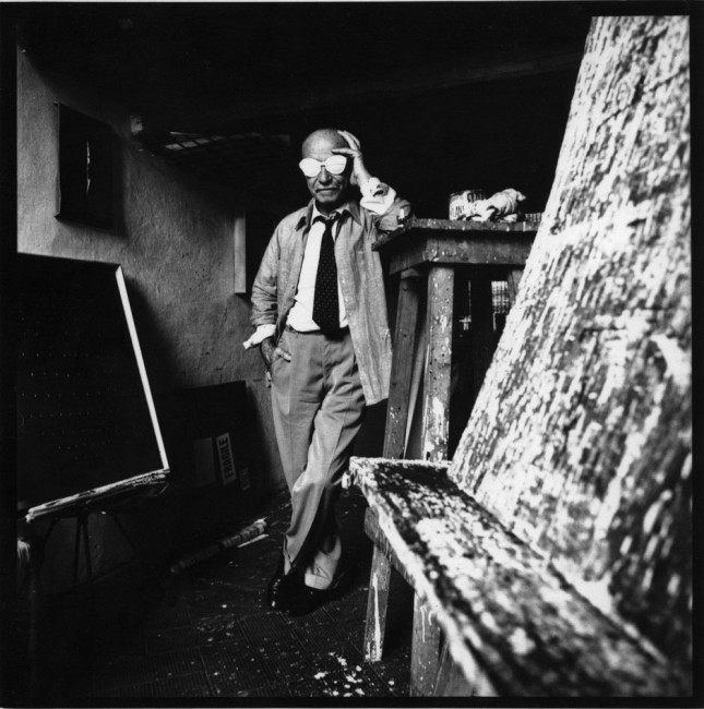 Lucio Fontana nel suo studio, 1965 circa Foto Studio Wolleh