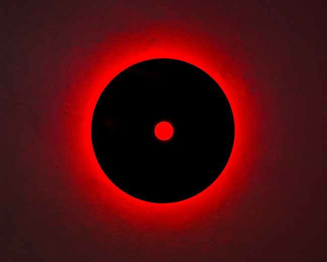 Nanda Vigo, Genesis Light, 2006, cristallo nero e neon rosso, diam. esterno cm 85, interno cm 11 - Courtesy: MAAB Gallery, Milano-Padova