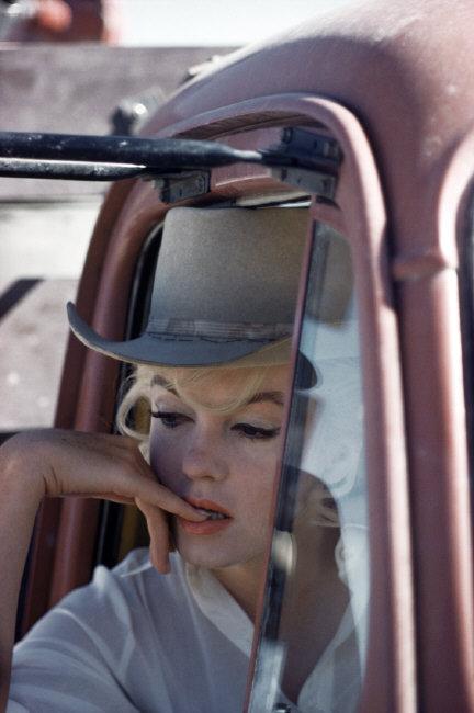 Eve Arnold, Marilyn Monroe sul set del film Gli Spostati. Nevada, USA. 1960