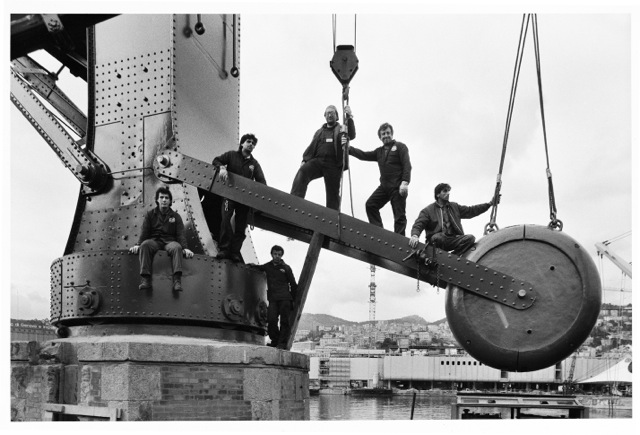 G.Berengo Gardin, Lavoratori al porto di Genova, 1988 – Immagine GUIDA © 2014 Gianni Berengo Gardin/Contrasto