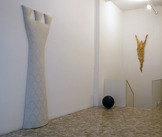 Giovanni Rizzoli, Sculture Possibili, The Sky Above The Blood Below,  installation view, Federico Luger Gallery, ph. Luca Carrà L GALLERY