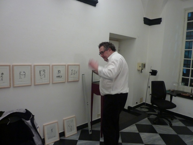 Pavel Schmidt durante l'allestimento della mostra all'UnimediaModern Contemporary Art a Genova