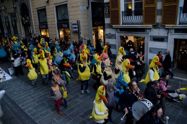 Costumi di Carneval spettacolo Ghemme per la parata di Lupo Alberto a Genova