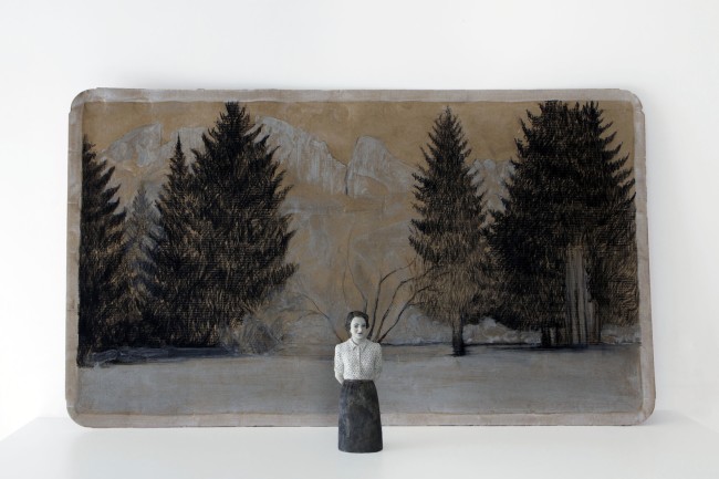 Serena Zanardi, Carezze al lago, 2013, scultura in terracotta dipinta con cenere e ruggine e disegno su cartone di acqua evian, 21x0.8x0.6 cm e 60x100 cm