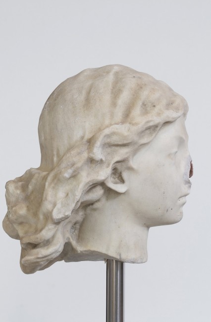 Nicola Samorì, Geminata, 2014, marmo bianco di Carrara, travertino rosso persiano, cemento, acciaio, 167x25x22cm
