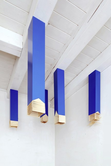 Willy Verginer, Mediei, 2014, installazione di 6 elementi, diversi tipi di legno, altezza massima 124 cm e minima 73 cm