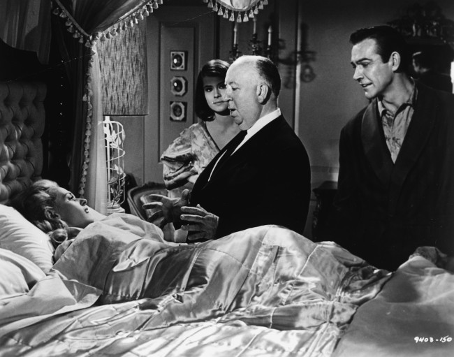 Alfred Hitchcock, Sean Connery e Tippi Hedren sul set di “Marnie” (1964) © 2014 Universal Studios. Tutti i diritti riservati MONDADORI PORTFOLIO/ AKG Images