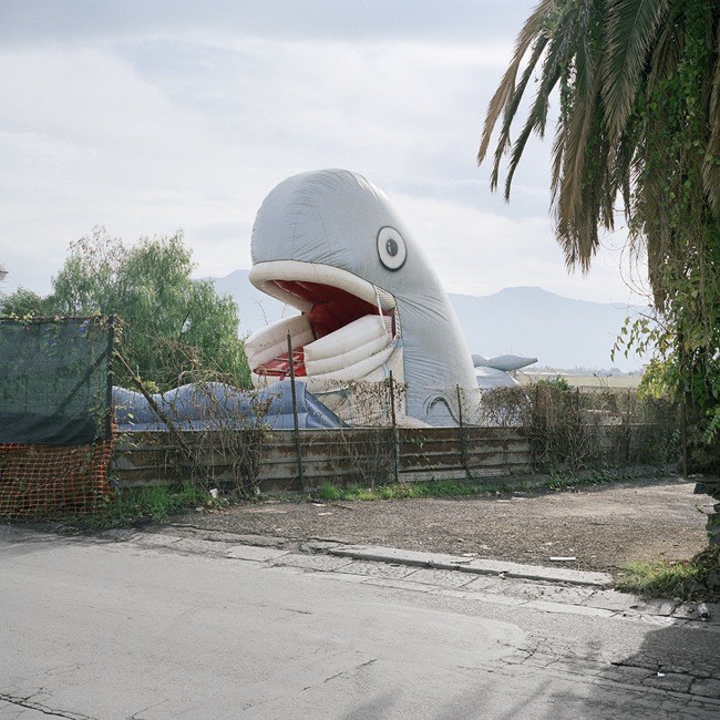 Quattro, TerraProject Photographers, Vulcano Vesuvio, novembre 2008. Una balena gonfabile in un parco di divertimenti per bambini.