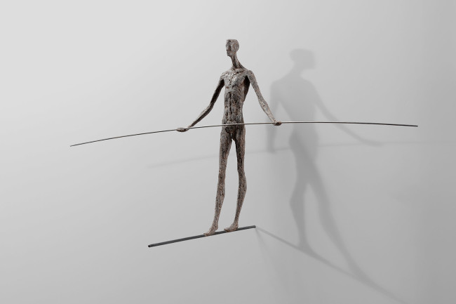 Gerald Moroder, equilibrista, sculptor, impasto di porfido