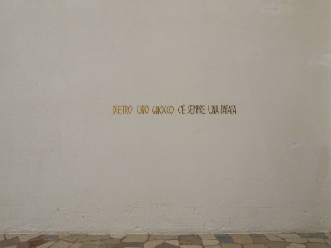 Serena Vestrucci, Dietro uno gnocco c'è sempre una patata 2014 Scritta, festoni dorati ritagliati e incollati sul muro, un'ora Spazio Monotono, Vicenza