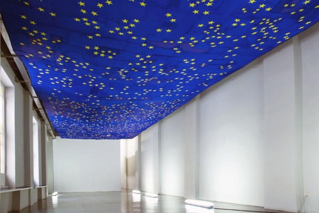 Serena Vestrucci, Strappo alla regola 2013 Tela di bandiere europee, filo di cotone, 18 x 5 metri, tre mesi Galleria Ottozoo, Milano