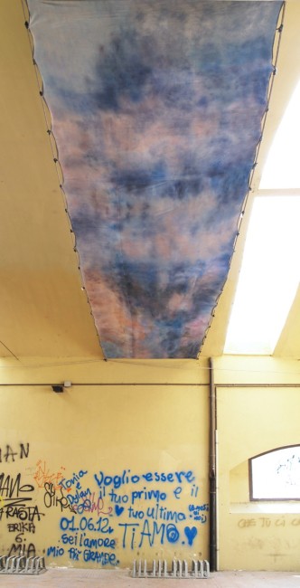Serena Vestrucci, Trucco 2014 Ombretti su tela di cotone, 200 x 800 cm, due mesi San Giovanni Valdarno (AR)