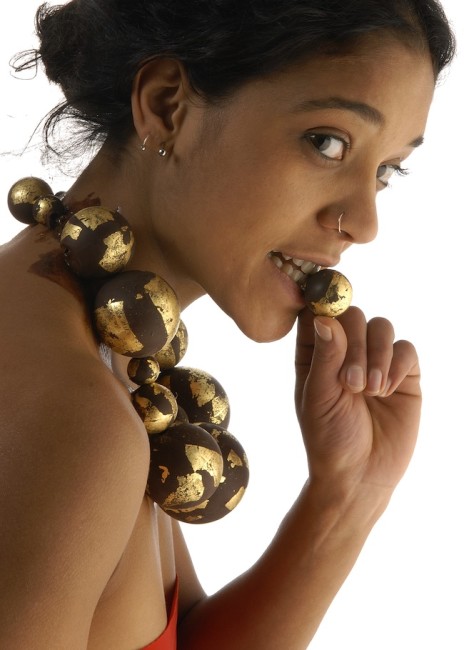 Barbara Uderzo  BIJOUX-CHOCOLAT boules, anello e collier cioccolato fondente, foglia d'oro puro, foto Augusto Collini