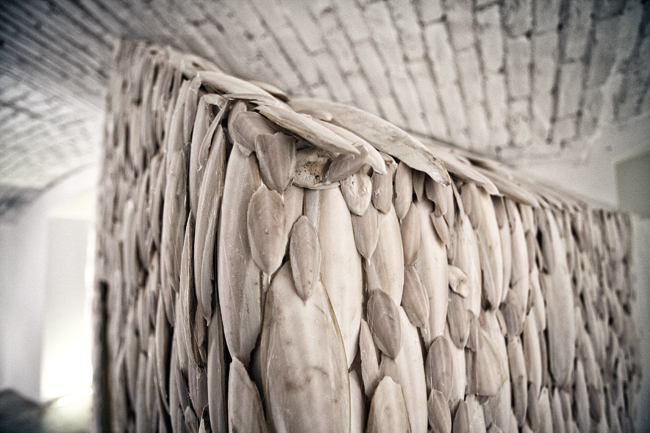 Tamara Ferioli, Heimaey, 2014, ossi di seppia, legno, sonoro, foto Marco Mignani, post produzione audio Alessandro cremonesi, dettaglio