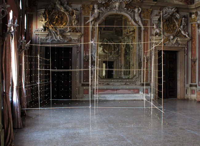 Gianni Moretti, La seconda stanza, 2012, camanellini, legno, fascette autobloccanti, piccoli motori vibranti, sensore di movimento, filo di nylon, 387x350x295 cm, courtesy dell'artista