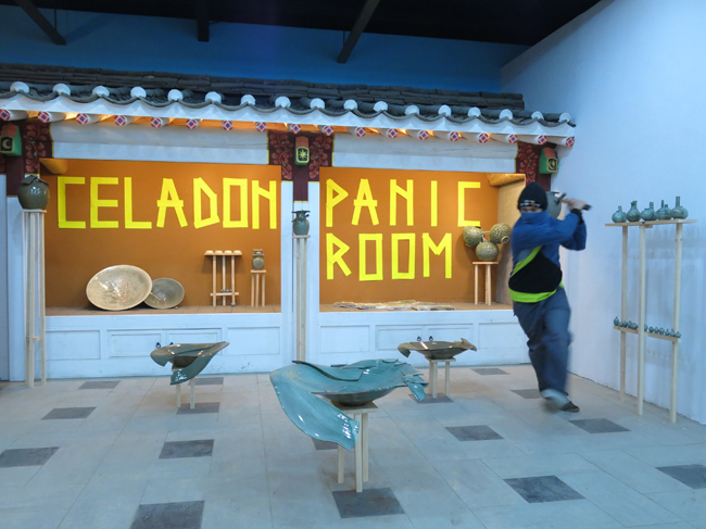 Nero, Celadon Panic Room, 2013, terracotta, gres e porcellana con smalto celadon, legno, carta, frame da video in stop motion 1’00”