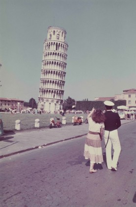 Luigi Ghirri, Pisa 1979, Serie Paesaggio italiano e Topographie-Iconographie, 1979, 36,3X24,2 cm, stampa cromogenica da negativo 24X36 mm, courtesy Galleria Poggiali e Forconi.