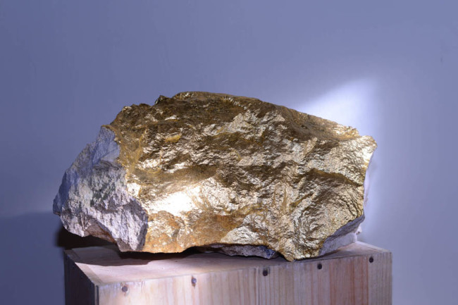 Cosimo Terlizzi, Pietra d'oro, 2014, scultura, pietra e fogli d'oro, 30x15x10cm Courtesy Traffic Gallery, Bergamo