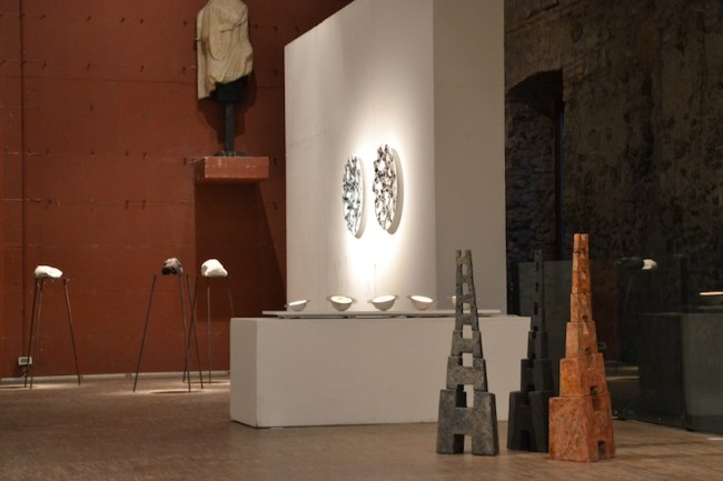 BACC | Biennale d'Arte Ceramica Contemporanea. La Ceramica Altrove. Edizione 2014 veduta degli allestimenti, Scuderie Aldobrandini di Frascati, Roma, in primo piano MARA VAN WEES