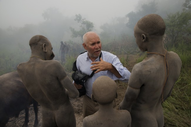 Steve McCurry, Steve McCurry che parla con un uomo della tribù Surma, Omo Valley, Ethiopia, 2012 © Steve McCurry