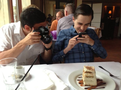 #foodporninUTILE, foto tratta dal sito Pictures of hipsters taking pictures of food