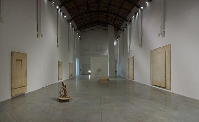 Lawrence Carroll. Ghost House, veduta della mostra, MAMbo - Museo d'Arte Moderna di Bologna, Bologna Foto Antonio Maniscalco