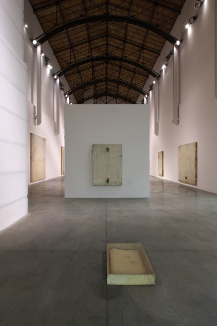 Lawrence Carroll. Ghost House, veduta della mostra, MAMbo - Museo d'Arte Moderna di Bologna, Bologna Foto Antonio Maniscalco