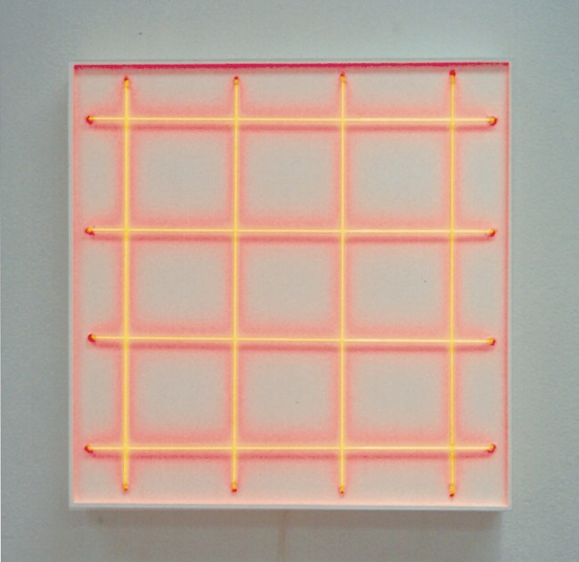 François Morellet,  4 néons 0° - 4 néons 90° avec 2 rythmes interférents, 1972, acrilico su legno e neon rosso, 80x80 cm Courtesy A arte Invernizzi, Milano