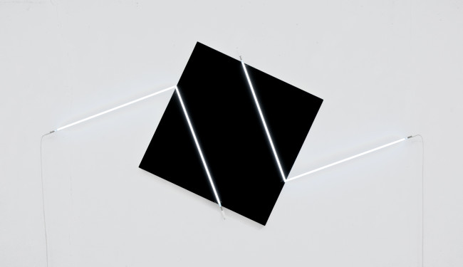 François Morellet, Contresens n°1, 2014, acrilico su tela su legno e neon bianco, 133x274 cm Courtesy A arte Invernizzi, Milano