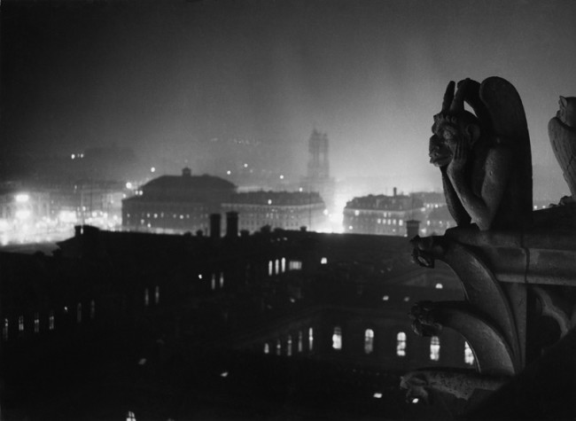 Brassaï, Veduta notturna su Parigi da Notre-Dame, 1933-1934 © Estate Brassaï 