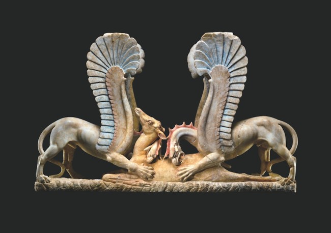 Sostegno di mensa (trapezophoros) con due grifi che sbranano una cerva, 325-300 a.C. circa, marmo, 95x148 cm, già J. Paul Getty Museum, Malibù (85.AA.106), da uno scavo clandestino, tra il 1976 e il 1978, di una tomba ad Ascoli Satriano (FG), rientrato in Italia nel 2007