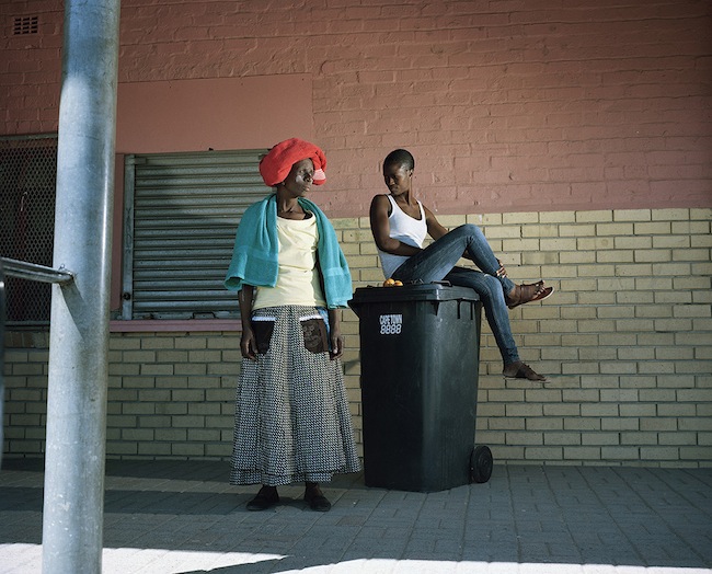 Notzitsetse Ghana and the girl, Dunoon, Cape Town, 2014, Inkjet fine-art print su carta cotone, cm 80x100, 5+1a.p. II, Courtesy The Format gallery, Milano e artista