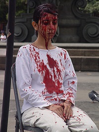 Regina Josè Galindo, El peso de la sangre, 2004, Ciudad de Guatemala, Plaza Central