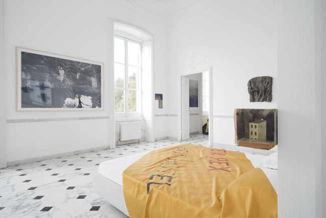 "Andy Warhol sul comò" allestimento Villa Croce foto Ravera/Positano