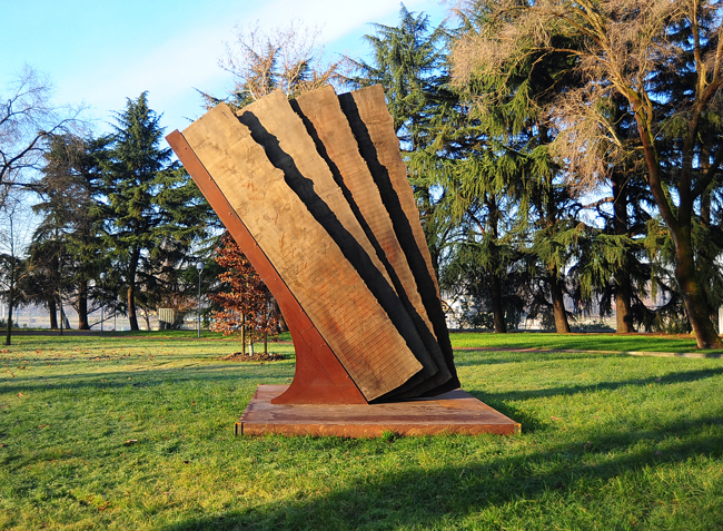 Maria Cristina Carlini, Vento, 2013, legno di recupero, acciaio corten, cm 430x300x100 ©Mimmo Capurso