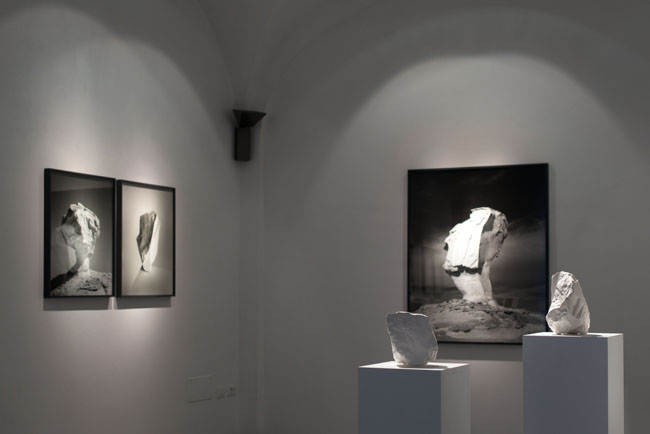 Darren Harvey-Regan, The Erratics, veduta della mostra, Courtesy l'artista e Galleria Passaggi, Pisa