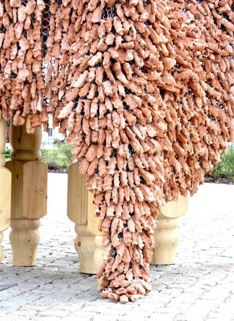 Alberto Gianfreda, Tavola di condivisione, 2015, legno, terracotta e alluminio, 200x250x200 cm
