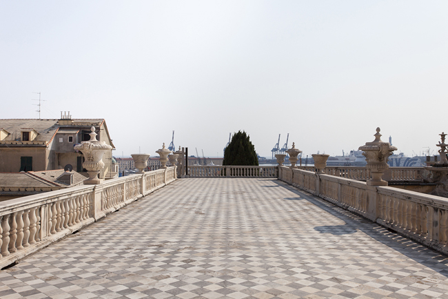 Palazzo Reale, veduta della terrazza del secondo piano verso il porto, foto Giovanna Silva (da ÔÇ£Follow me. Susan Philipsz a Genova, Humboldtbooks, 2015)