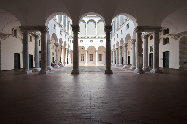 Palazzo Ducale, veduta del cortile interno, foto Giovanna Silva (da ÔÇ£Follow me. Susan Philipsz a Genova, Humboldtbooks, 2015)