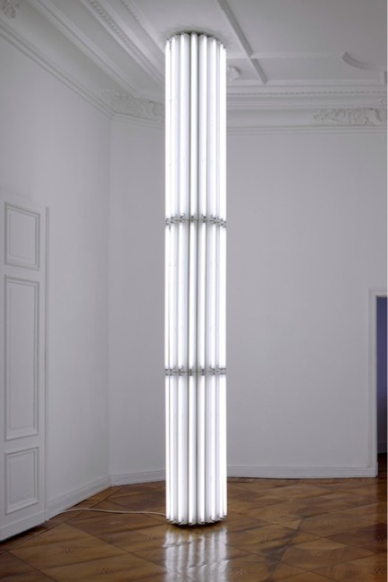 Cerith Wyn Evans, Untitled (Column), 1, 2008, wood, 48 fluorescent tubes and lamp fixtures © Cerith Wyn Evans Courtesy Galerie Neu, Berlin