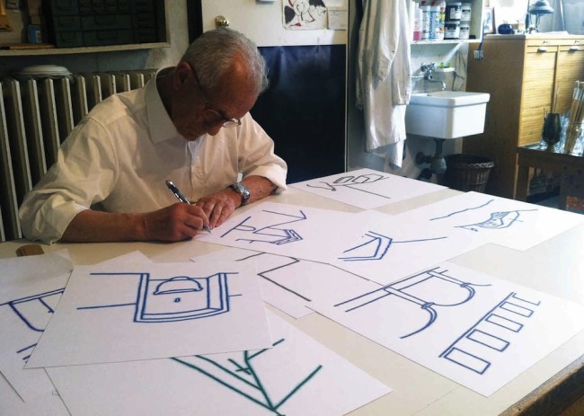 Tino Stefanoni mentre firma le diciotto carte Courtesy Galleria Melesi, Lecco