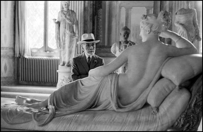 David “Chim” Seymour, Bernard Berenson osserva la statua di Paolina Borghese di Antonio Canova alla Galleria Borghese di Roma. Roma, 1955 © David Seymour  Magnum Photos