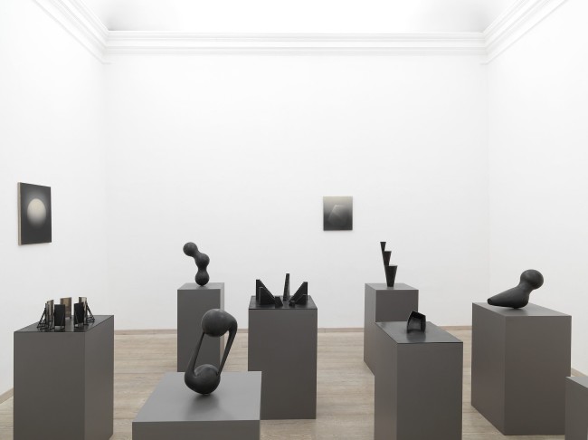 Marco Tirelli. Sculptures and drawings. Veduta dellÔÇÖallestimento nella seconda sala della galleria. Foto di Dario Lasagni. Courtesy Otto Gallery