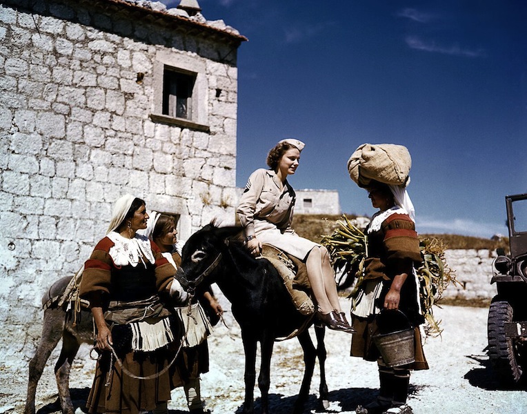 Un’ausiliaria americana conversa con alcune contadine in abito tradizionale di un villaggio dell’Appennino, Aiello del Sabato (Avellino), 1944. © National Archives And Records Administration