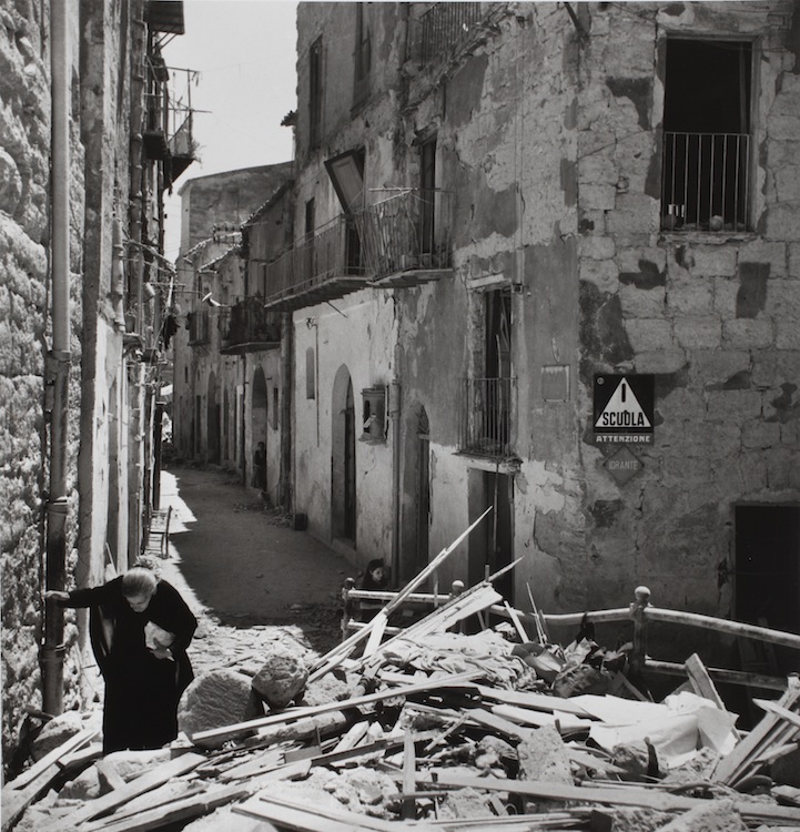 Robert Capa, Anziana donna tra le rovine di Agrigento, 17-18 luglio 1943 Photograph by Robert Capa © International Center of Photography/Magnum – Collection of the Hungarian National Museum