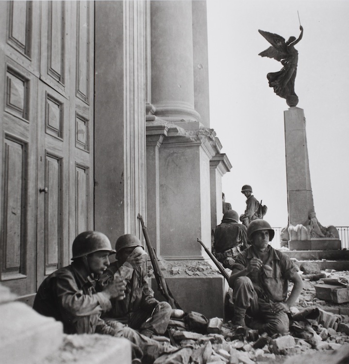 Robert Capa, Soldati americani a Troina, nei pressi della cattedrale di Maria Santissima Assunta, dopo il 6 agosto 1943 Photograph by Robert Capa © International Center of Photography/Magnum – Collection of the Hungarian National Museum