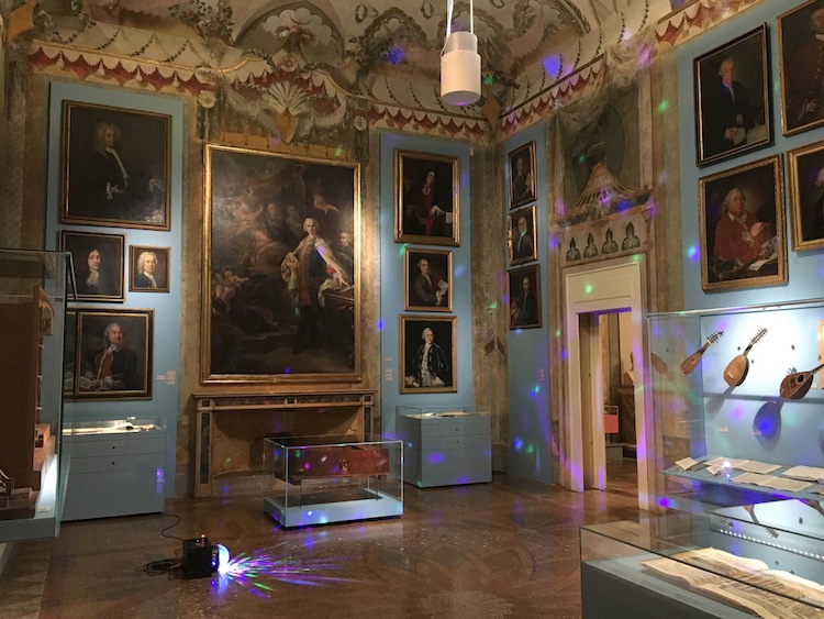 Veduta dell'installazione "Nenia" di Andrea Tadiello al Museo Internazionale della Musica. Courtesy l'artista