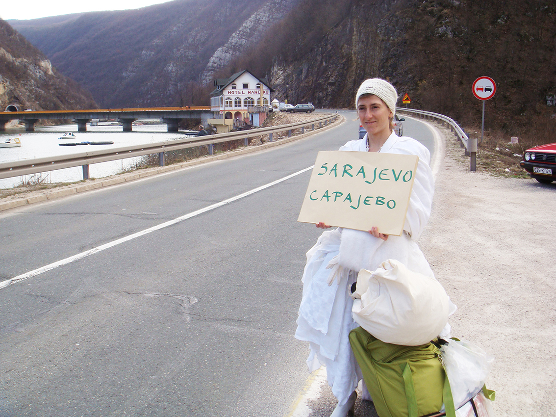 Pippa Bacca fa l'autostop verso Sarajevo durante Il Viaggio delle Spose, marzo 2008. Foto: Silvia Moro