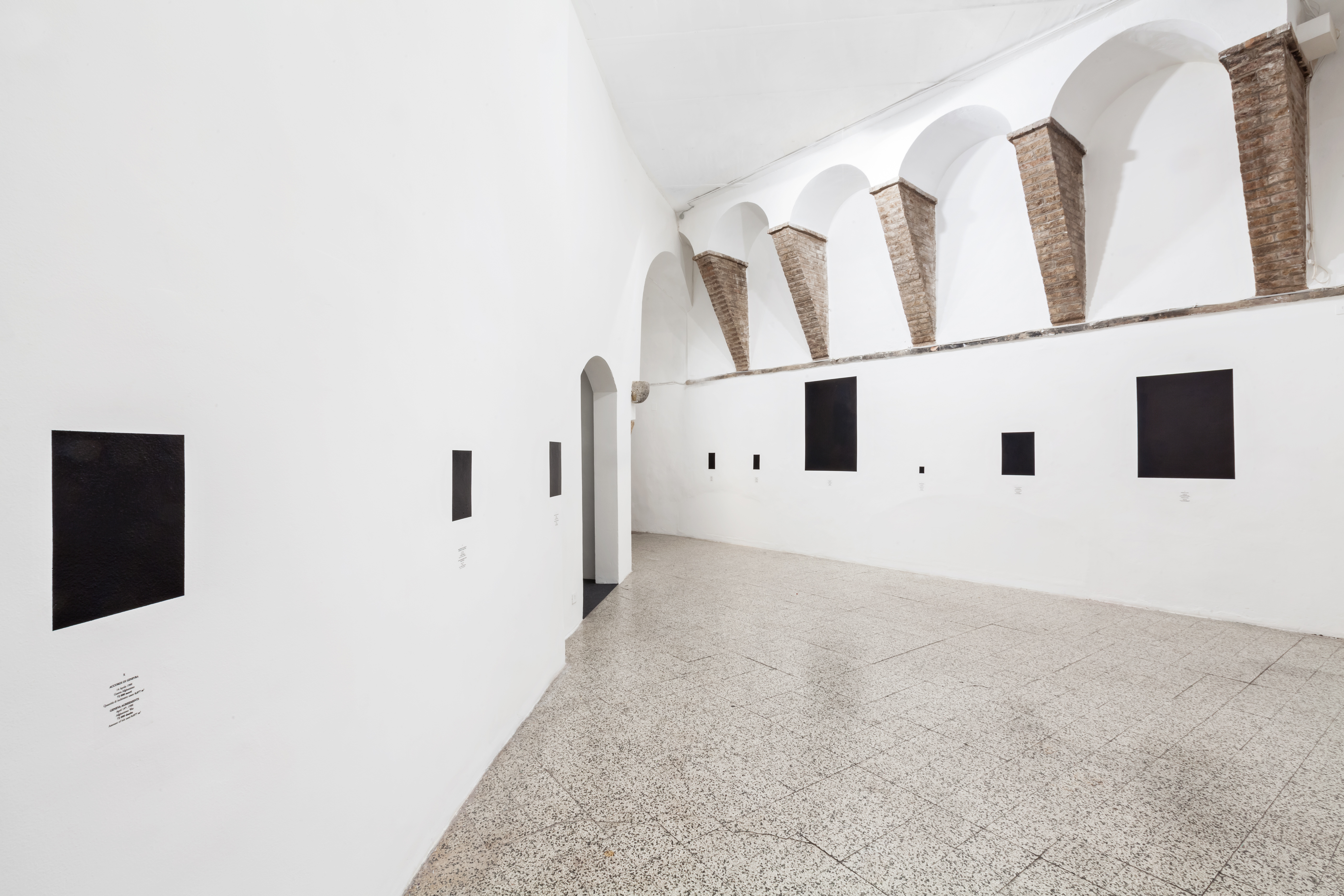 Reynier Leyva Novo, Veduta della mostra "El peso de la muerte" GALLERIA CONTINUA, San Gimignano, 2016